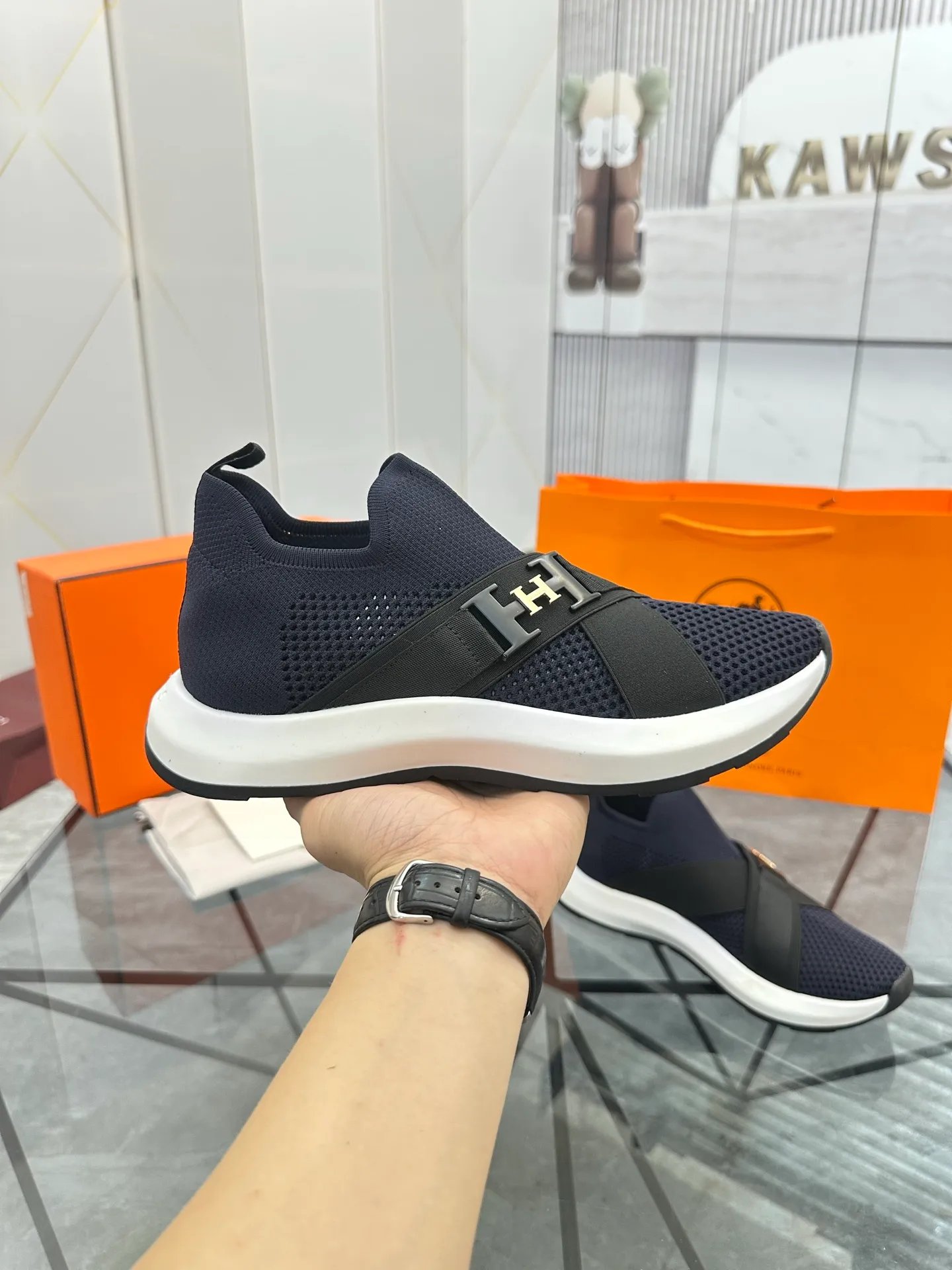 Selling men's shoes 💰: 💰P600¥ High-end top quality Product trademark: Hermes * "Hermès*" low-cut casual shoes Regular size: 38-45 (can be customized to 46) Product materials: upper imported from the counter original fly weave, breathable lining, cowhide foot pads, original outsole. No.: 001